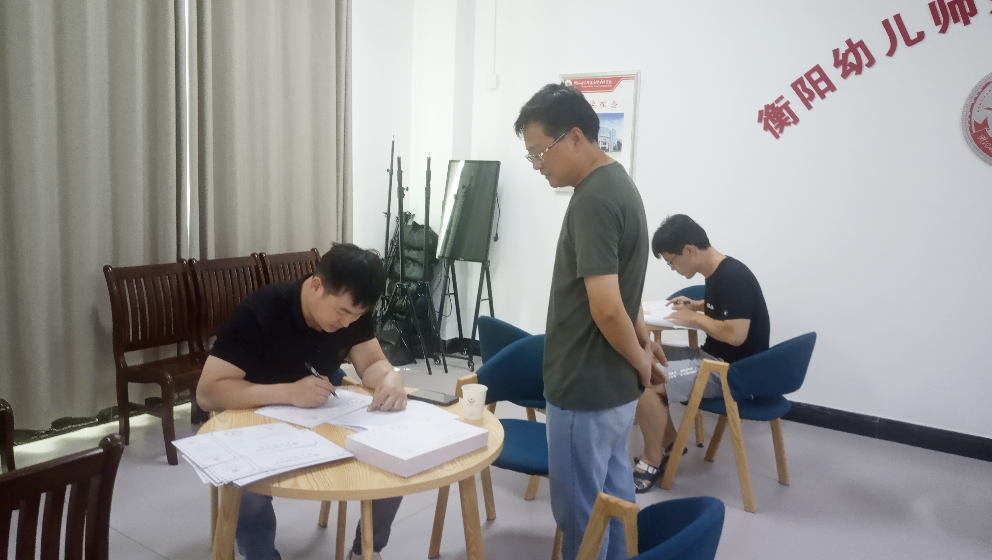 买球赛的app官网高考录取通知书 书写工作别有特色