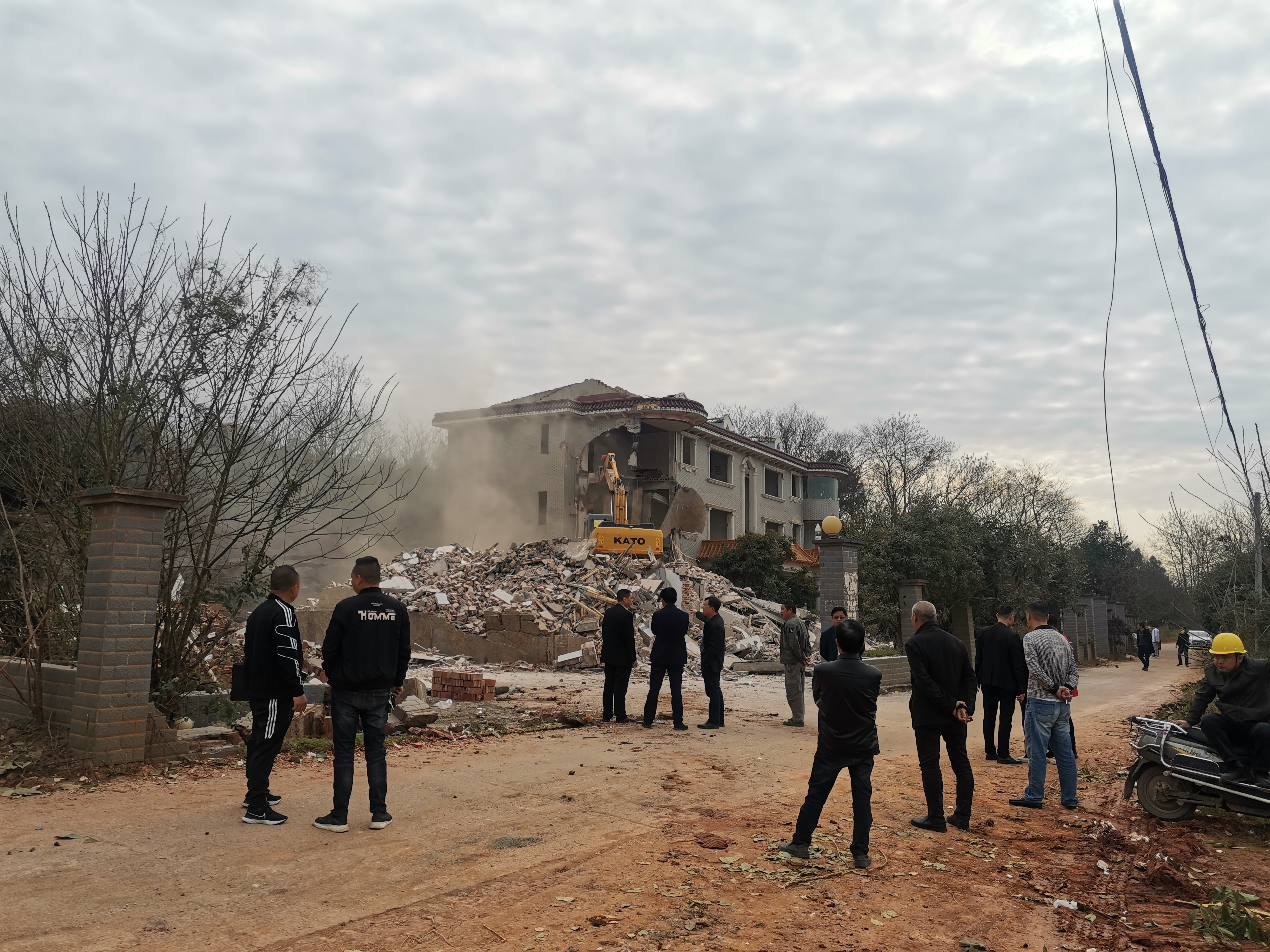 我校14#楼学生宿舍建设场地拆迁工作圆满完成 我校14#楼学生宿舍建设场地拆迁工作圆满完成