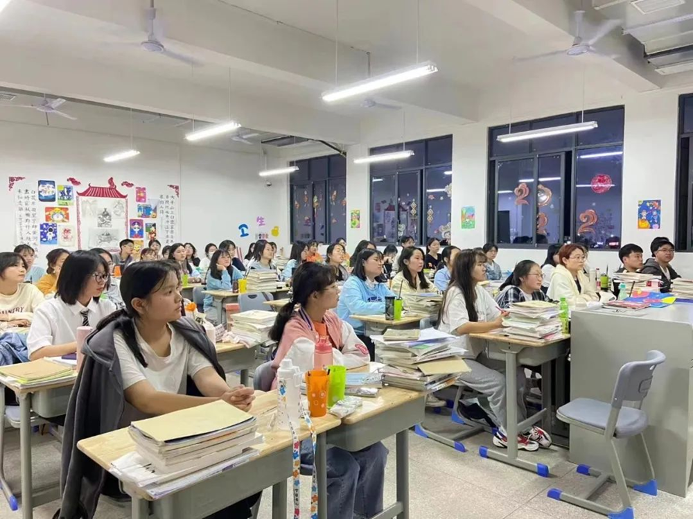 我校组织开展收看《青春之歌》暨主题班会活动