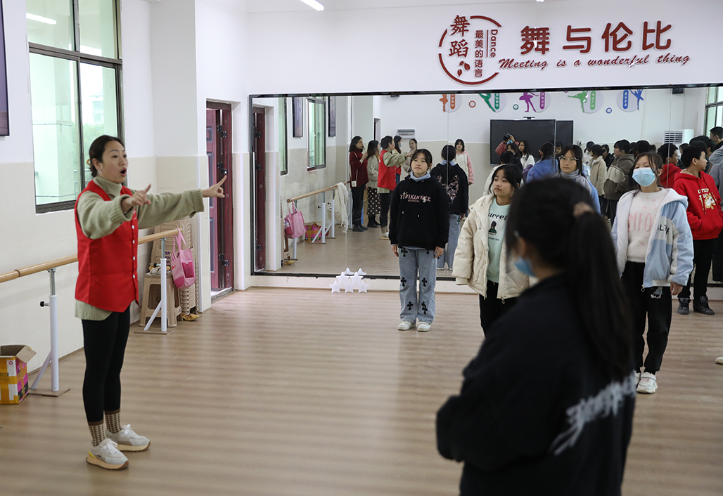 买球赛的app官网积极开展“百千万‘艺术童伴’——留守儿童关爱工程”支教帮扶活动